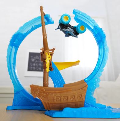 MONSTER JAM 1:64 MEGALODON'S LOOP OF DOOM PLAYSET - Image 4