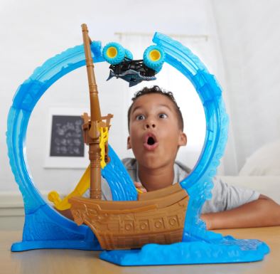 MONSTER JAM 1:64 MEGALODON'S LOOP OF DOOM PLAYSET - Image 6