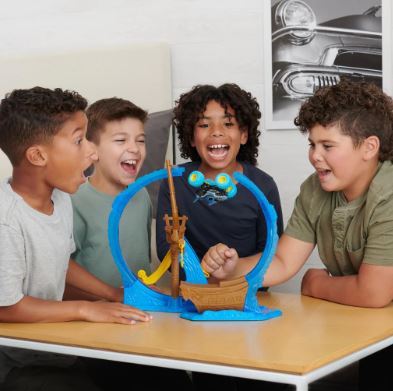 MONSTER JAM 1:64 MEGALODON'S LOOP OF DOOM PLAYSET - Image 7