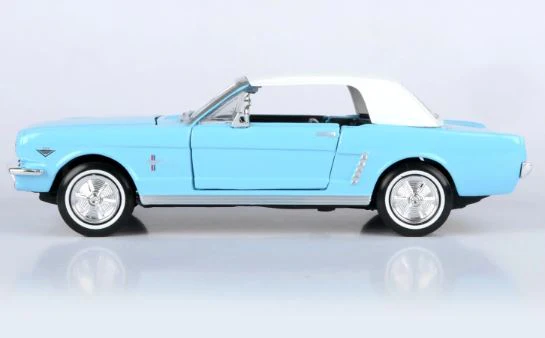 MOTORMAX 1:24 DIECAST MODEL - JAMES BOND 'THUNDERBALL' (1964) - 1964 FORD MUSTANG
