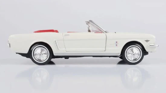 MOTORMAX 1:24 DIECAST MODEL - JAMES BOND 'GOLDFINGER' (1964) - 1964 FORD MUSTANG - Image 4