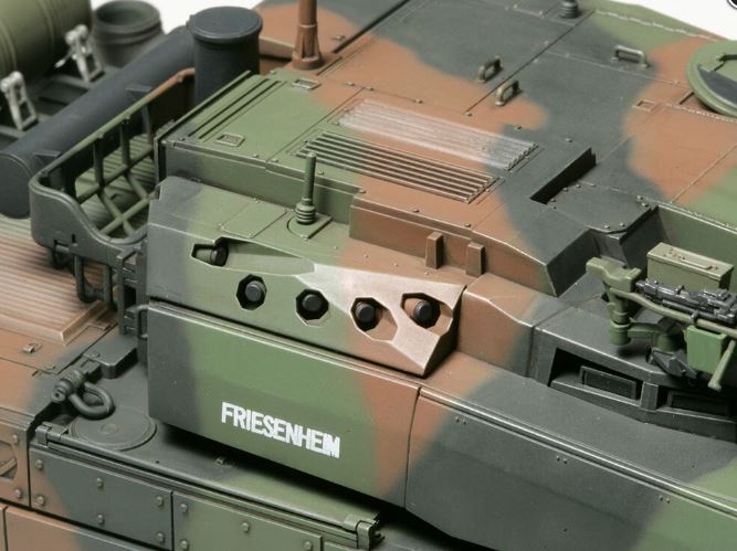 TAMIYA 1/35 FRENCH BATTLE TANK LECLERC SERIES 2 - Image 4