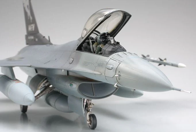 TAMIYA 1/48 SCALE LOCKHEED MARTIN F-16C BLOCK 25/32 FIGHTING FALCON ANG AIRCRAFT MODEL KIT - Image 3