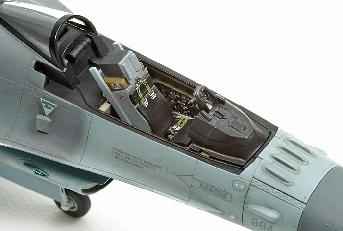 TAMIYA 1/72 LOCKHEED MARTIN F-16CJ BLOCK 50 FIGHTING FALCON - Image 3