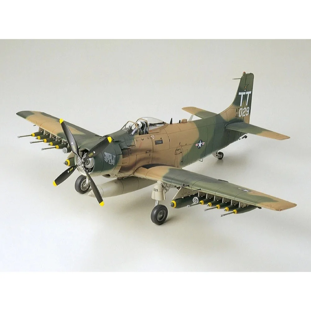 TAMIYA 1/48 DOUGLAS A-1J SKYRAIDER U. S. AIR FORCE - Image 2